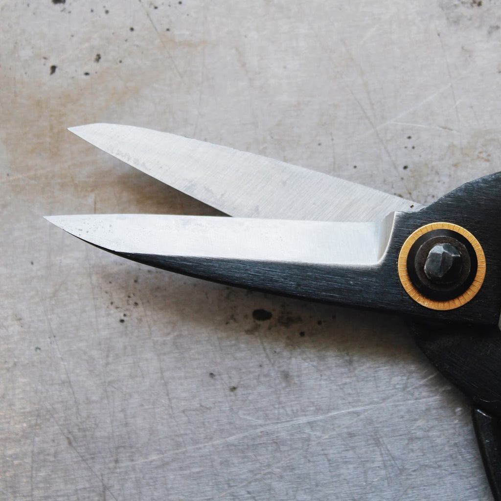 Cutting blades of the Higurashi shears